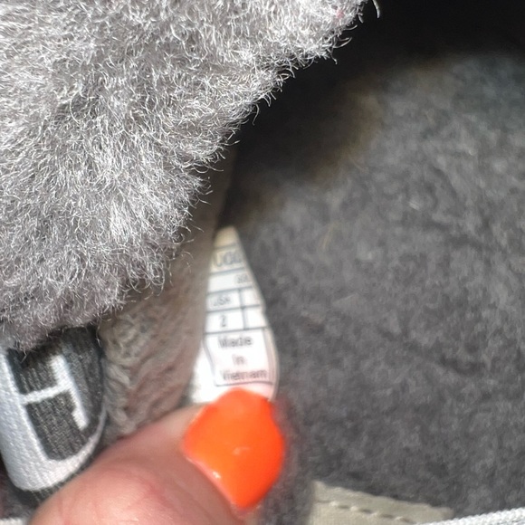 UGG Slippers - Picture 5 of 5